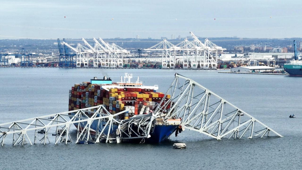 Imagen de El buque que derribó el puente de Baltimore abandona el puerto para ser reparado