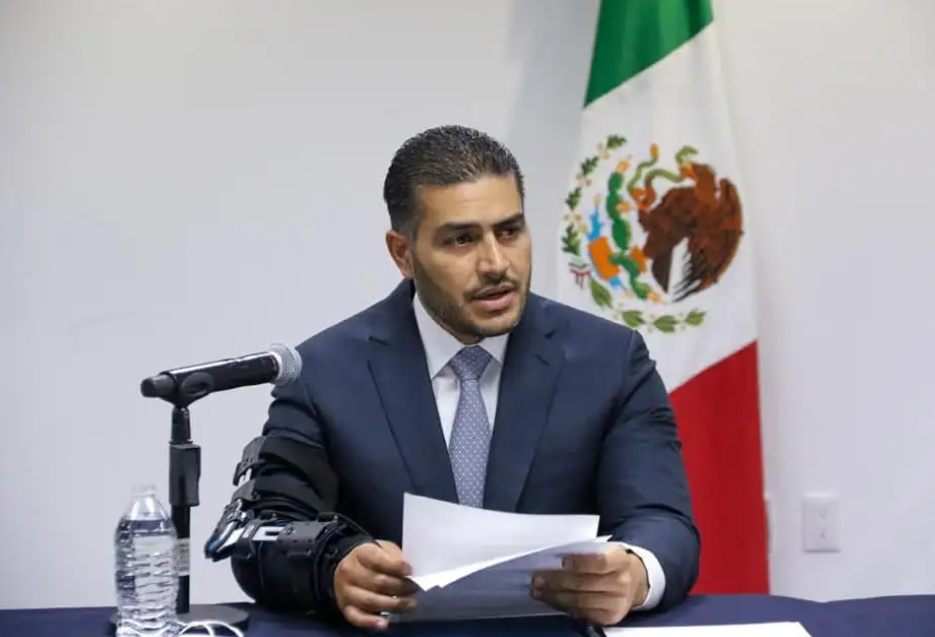 Hombre hablando por micrófono