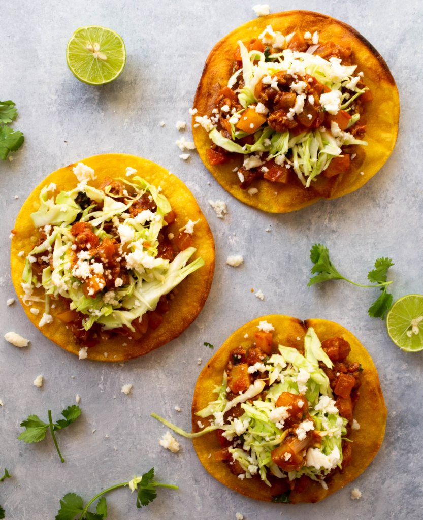 tres enchiladas con carne y repollo.