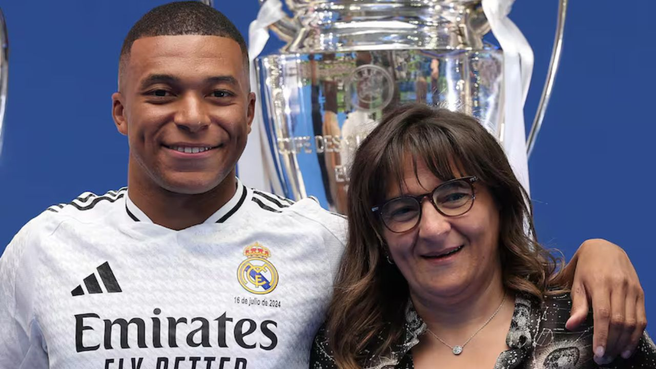 Fayza Lamari junto a su hijo