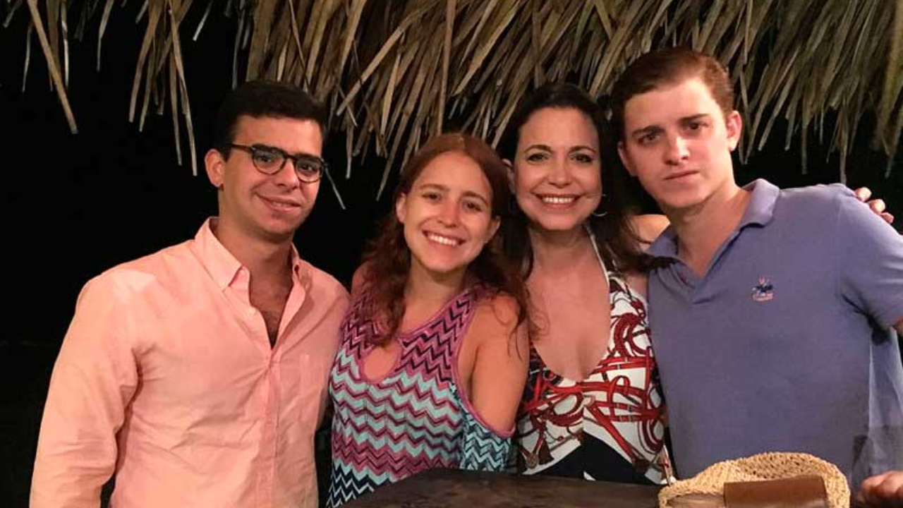 María Machado junto a sus hijos.
