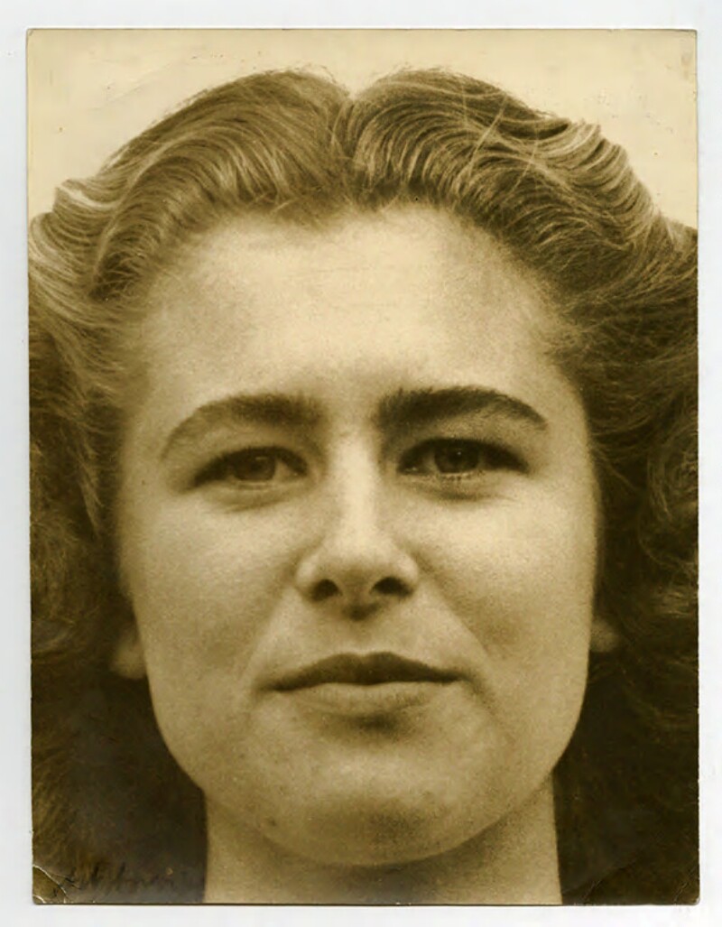 Retrato de McGill en 1955, cuando ya tenía 22 años de edad, en mterial de copia virada al sepia, grano grueso.