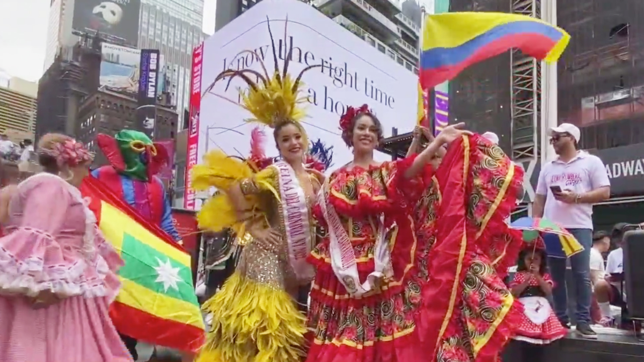 mujeres con sus trajes típicos 