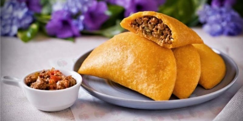 Pastelitos de carne en un plato blanco.