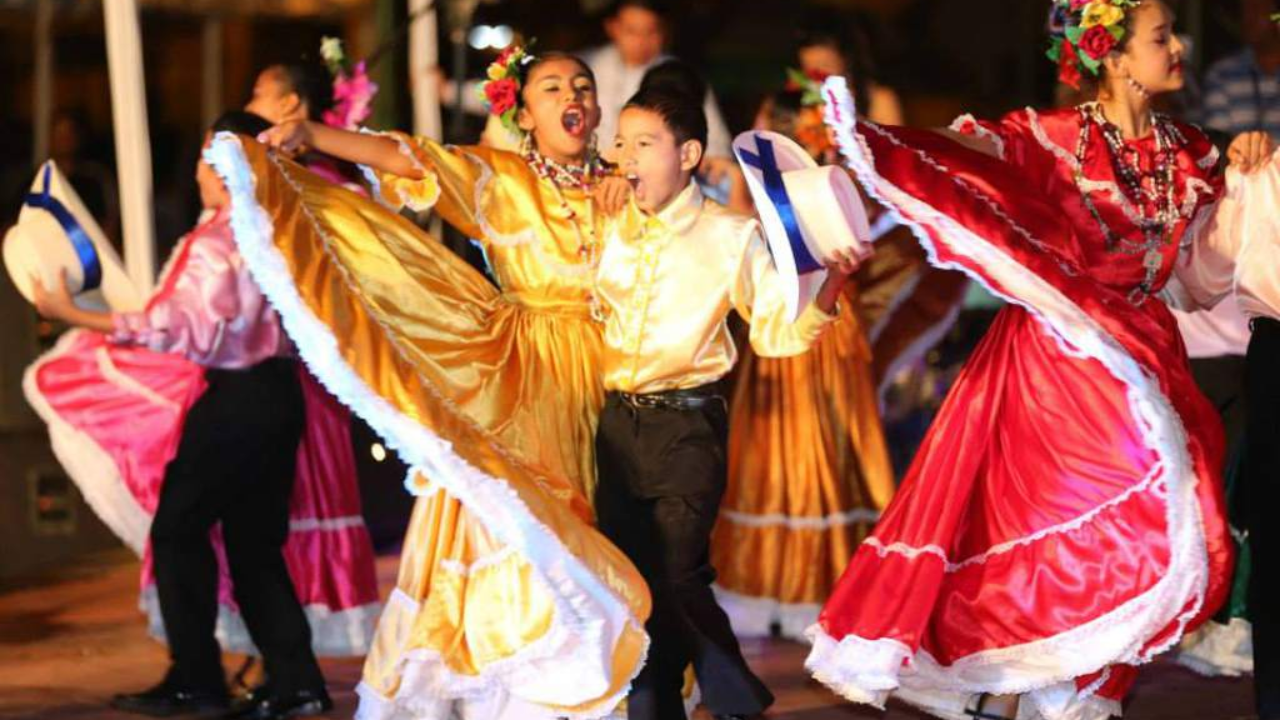 jovénes con sus trajes típicos 