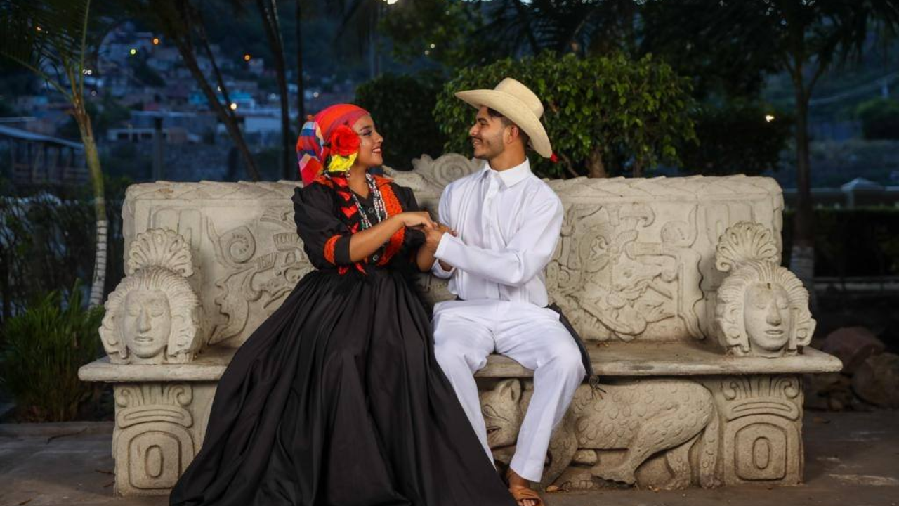 pareja vestida con trajes típicos