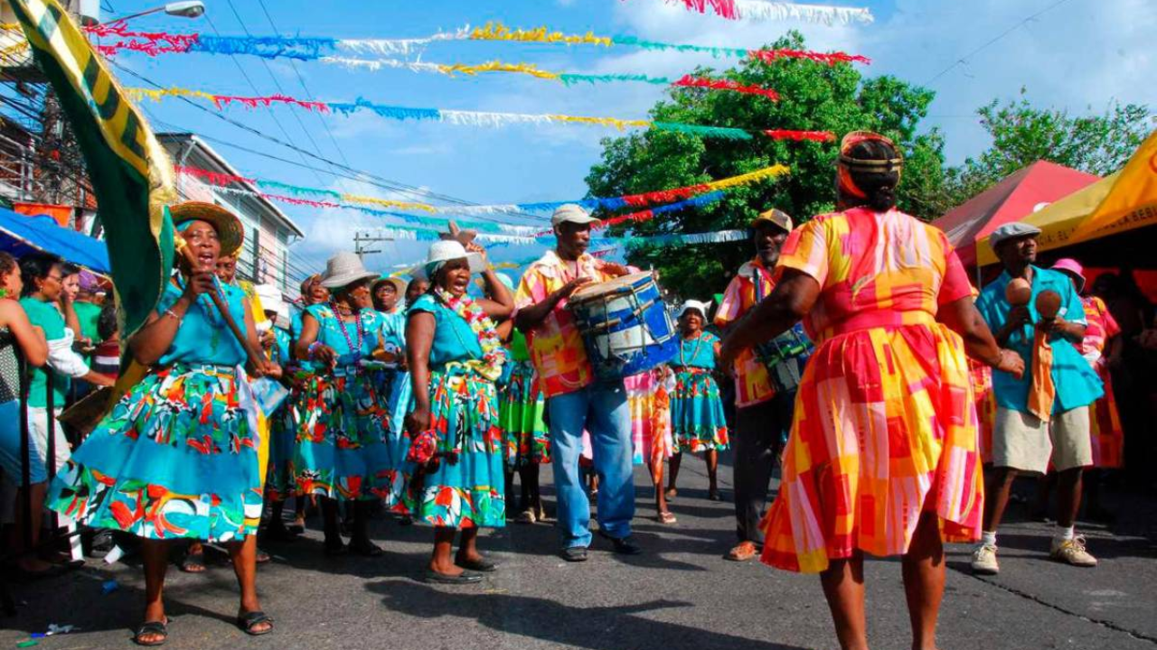 Garífunas bailando en festival.
