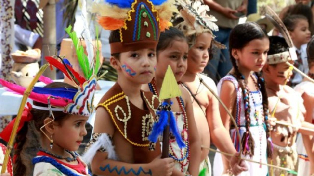 Niños y niñas vestidos de indios.