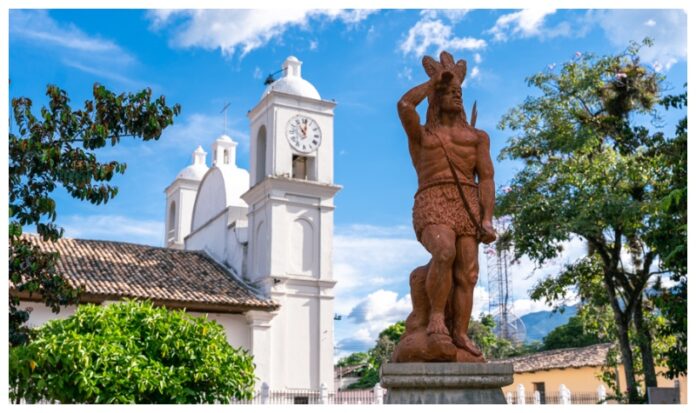 Foto de estatua del prócer hondureño.