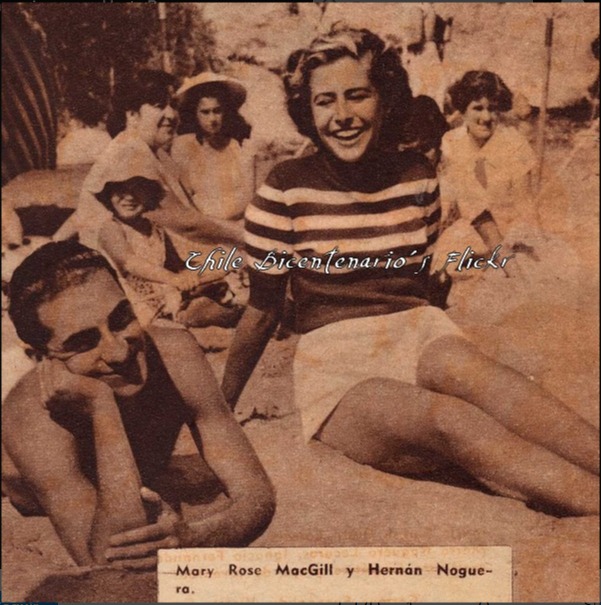 Mary Rose Mc Gill y Hernán Noguera en la playa de Cochoa sentados en la arena, Chile en el año 1952.