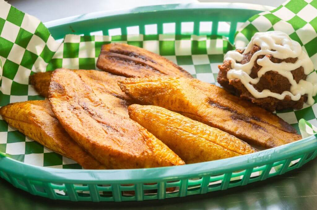 Rodajas de plátano frito con frijoles y mantequilla.