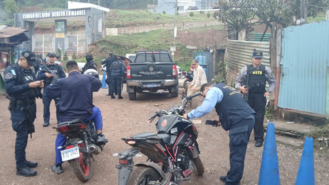 Policía interviene la colonia Mirador de Oriente, 12 días después del rapto y matanza de cinco jóvenes Imagen de Policía interviene la colonia Mirador de Oriente, 12 días después del rapto y matanza de cinco jóvenes