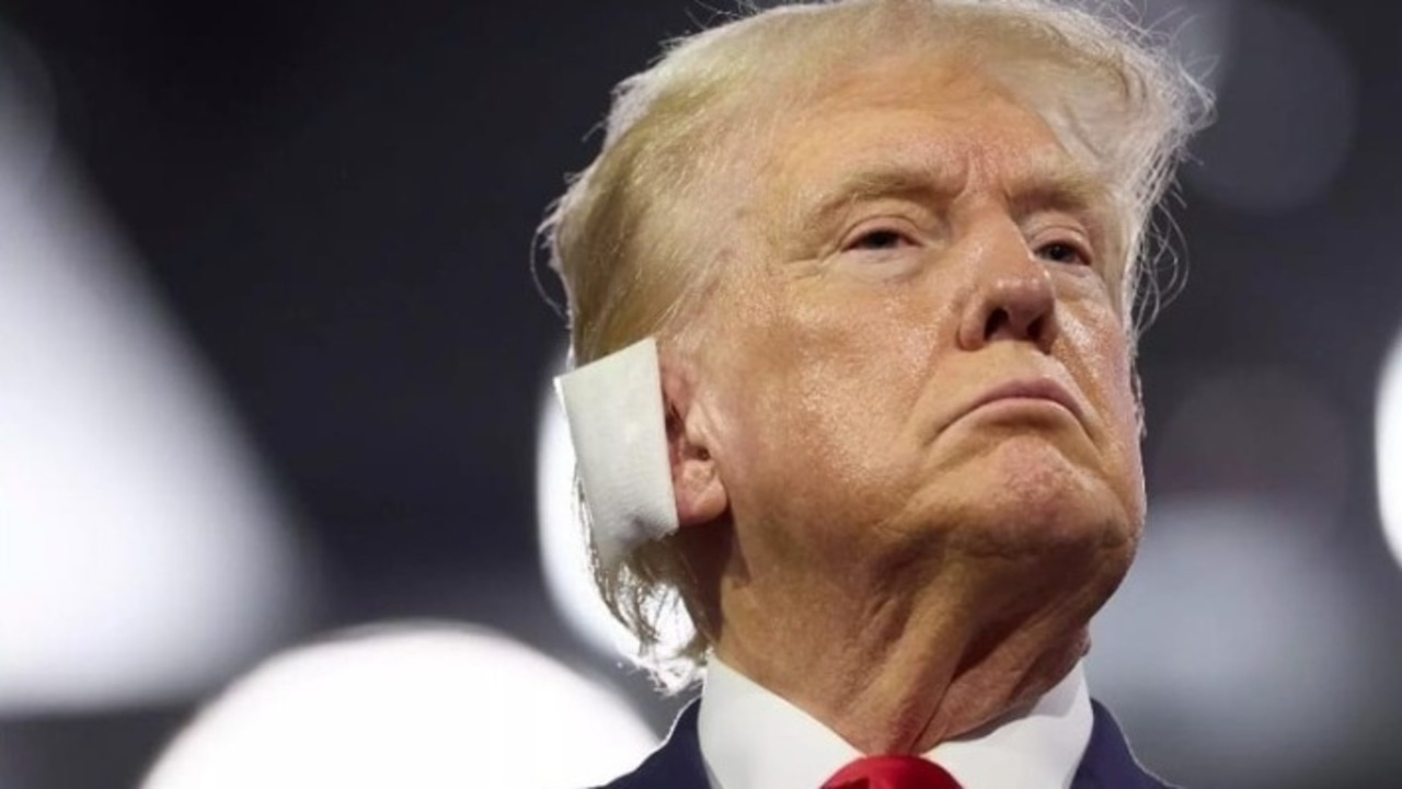 Inesperada aparición de Donald Trump con oreja vendada en convención republicana Imagen de Inesperada aparición de Donald Trump con oreja vendada en convención republicana