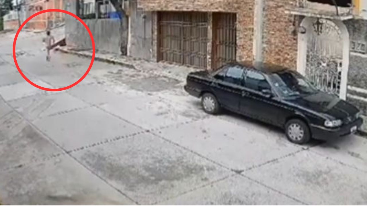 VIDEO: Vecinos desnudan a un ladrón y este sale corriendo Imagen de VIDEO: Vecinos desnudan a un ladrón y este sale corriendo