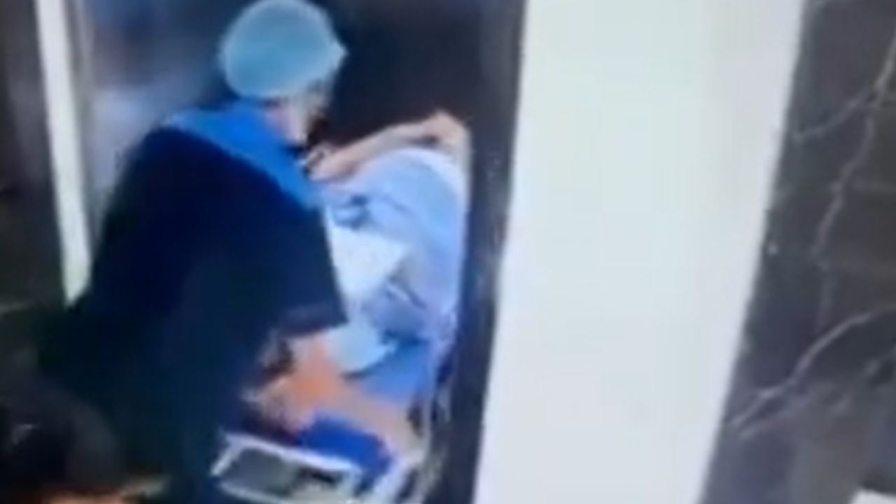 Paciente en camilla se queda atrapado en elevador Imagen de Paciente en camilla se queda atrapado en elevador