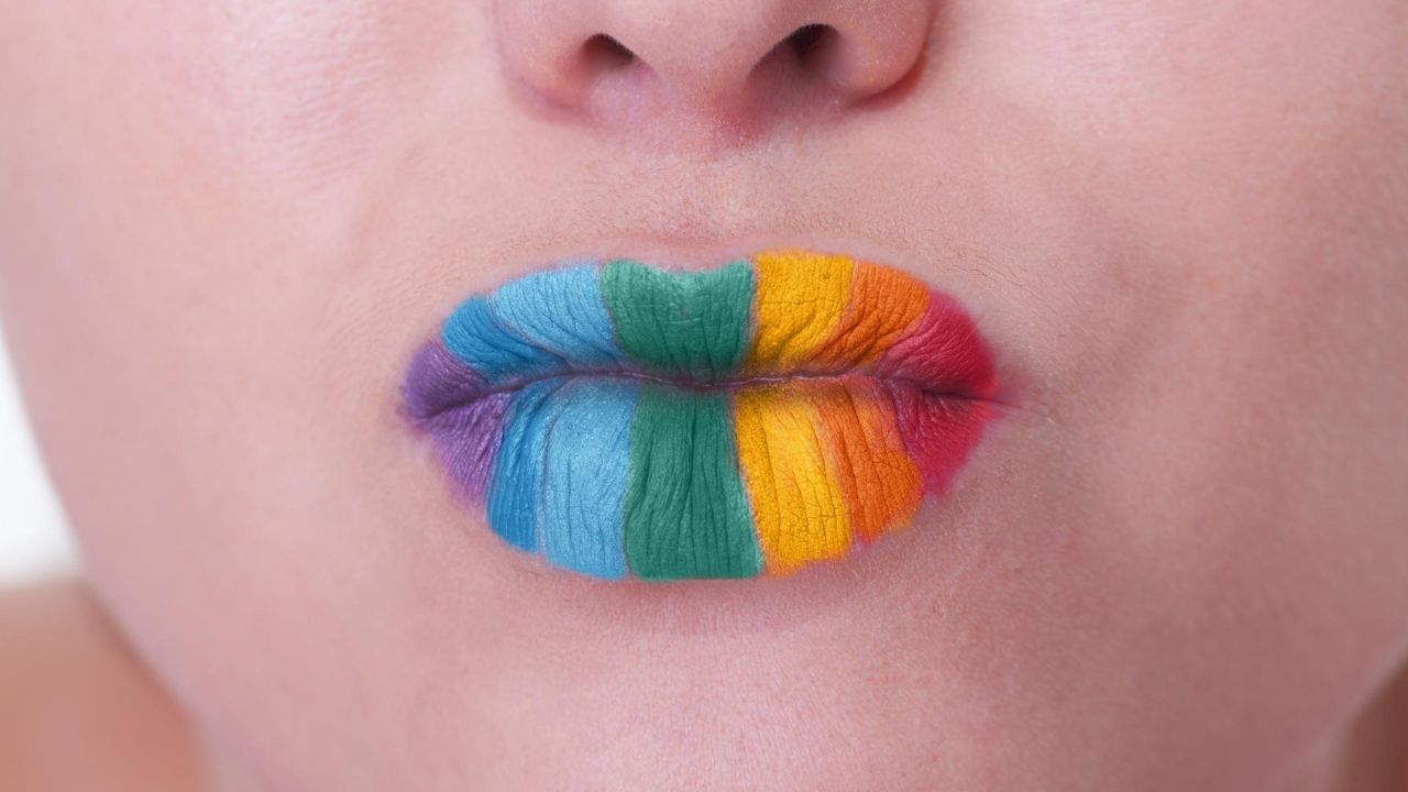 Imagen de ¿Que es el beso arcoíris twitter?, ¿de qué trata y cómo se hace?