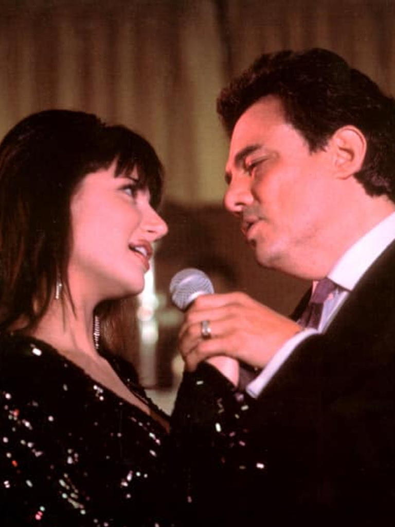 José José interpretando el papel del cantante y compositor Ricardo Alfaro 