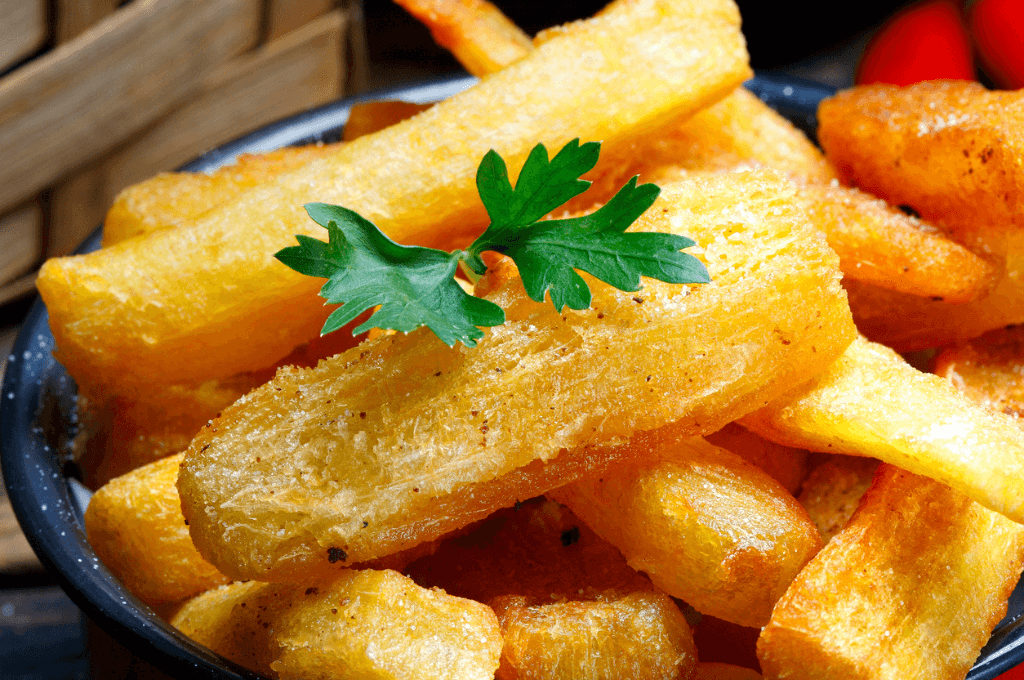 Yuca frita en un plato negro