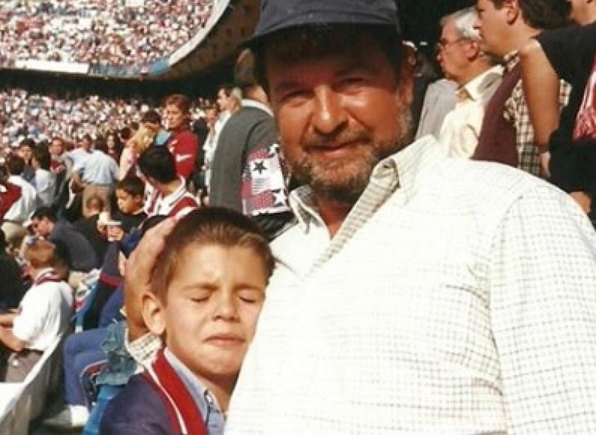 Álvaro Morata de niño abrazando a su papá en las gradas del Estadio Vicente Calderón 