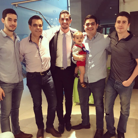 Adrián Marcelo en medio y los lados sus demás familiares