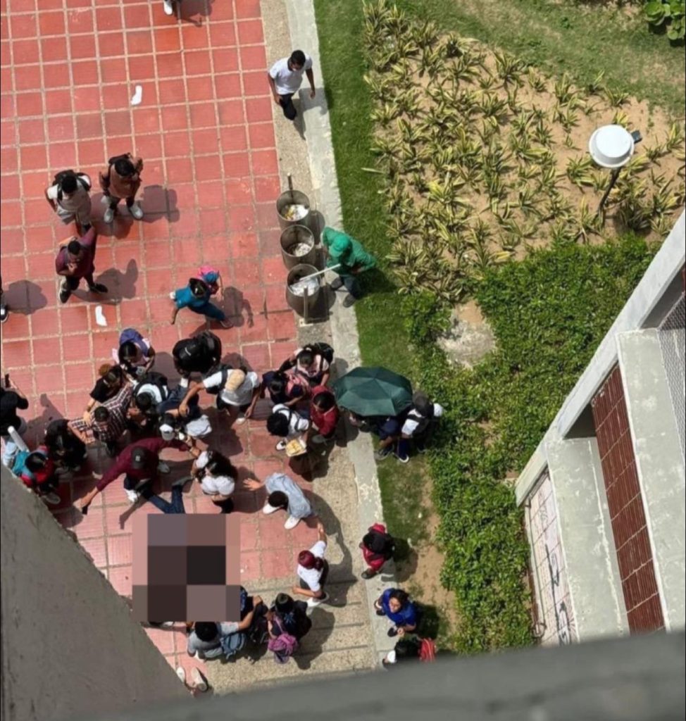 Foto de dónde el joven se quita la vida dentro de universidad