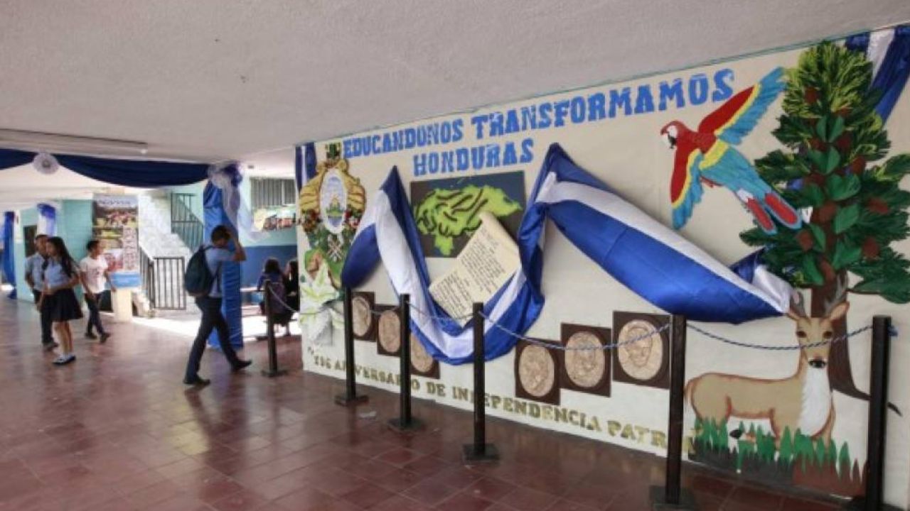 Mural en honor a Honduras por el Instituto España Jesús Milla Selva