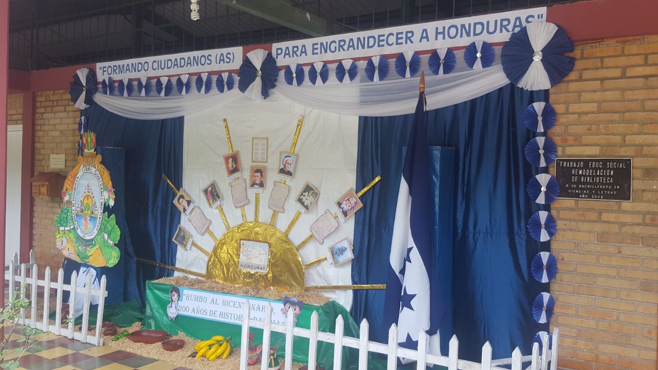 Mural de IPMEAL en el 2021 con frutas abajo.