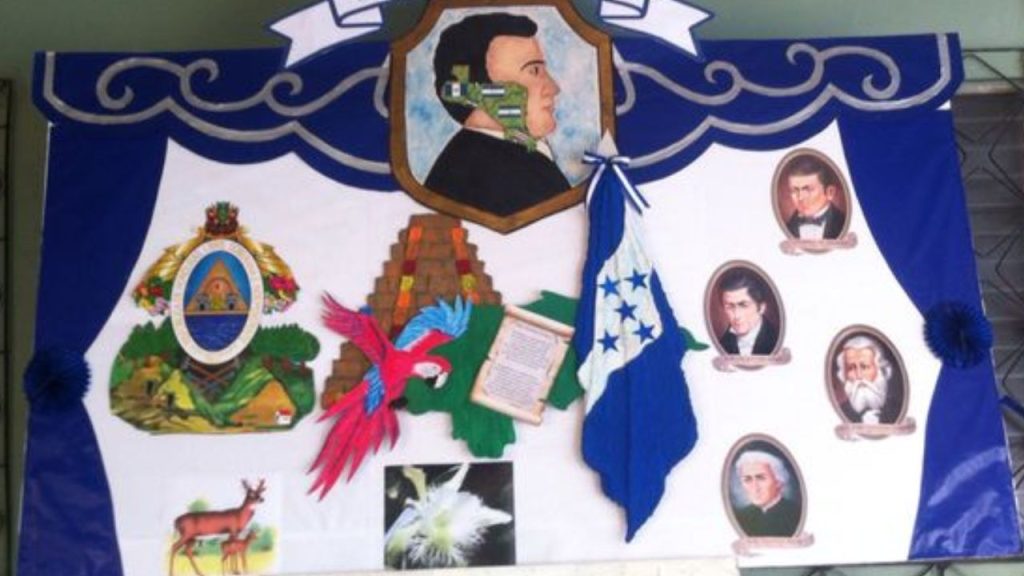 Altar civico Hondureño hecho con imágenes y manualidades.