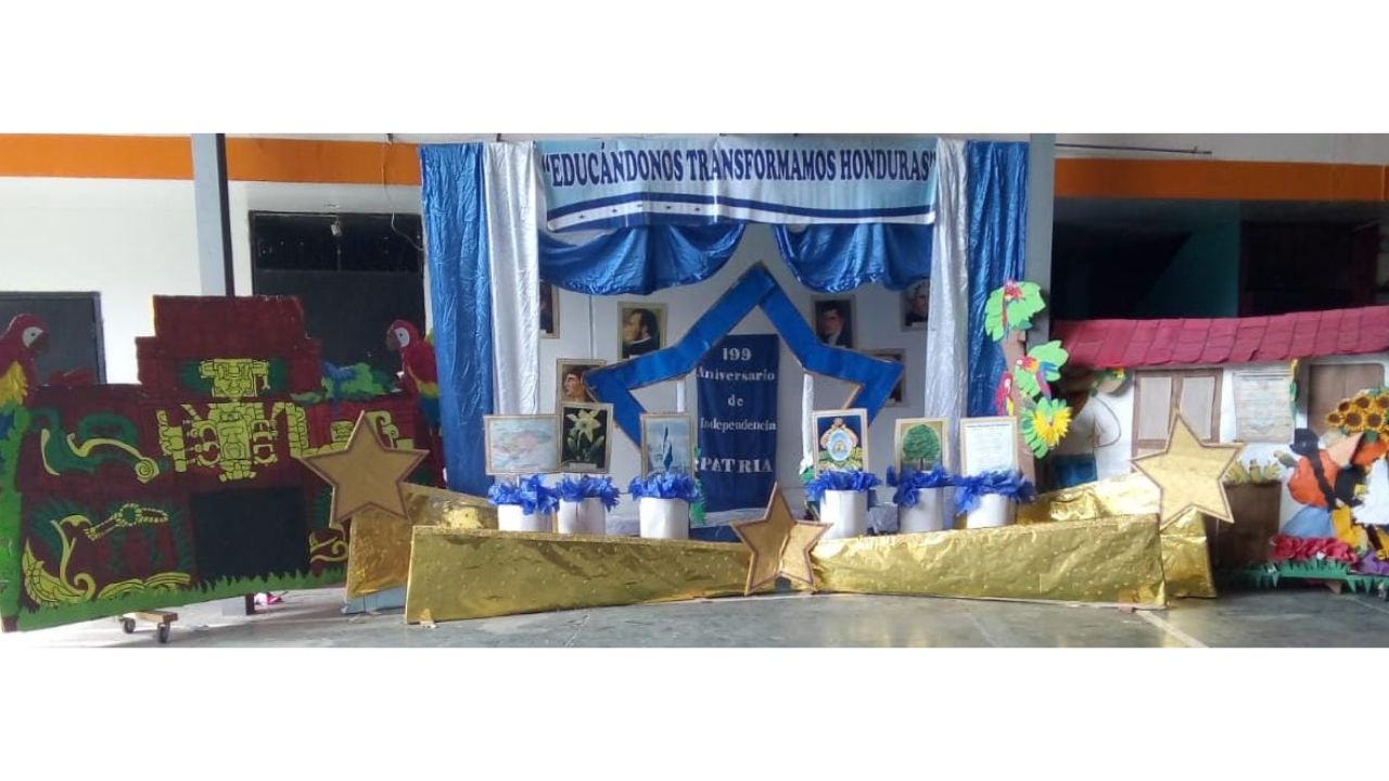 Altar cívico del Centro Educativo Rafael Heliodoro Valle en San Pedro Sula