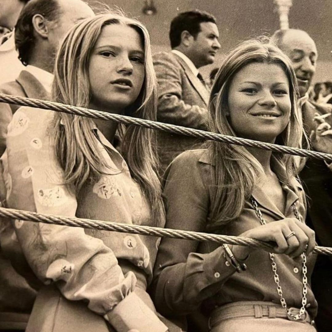 Caritina junto a Carla en un evento con ropa a moda de los años 80.