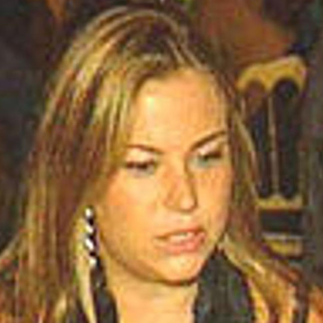 Rostro de Caritina joven con aretes largos.
