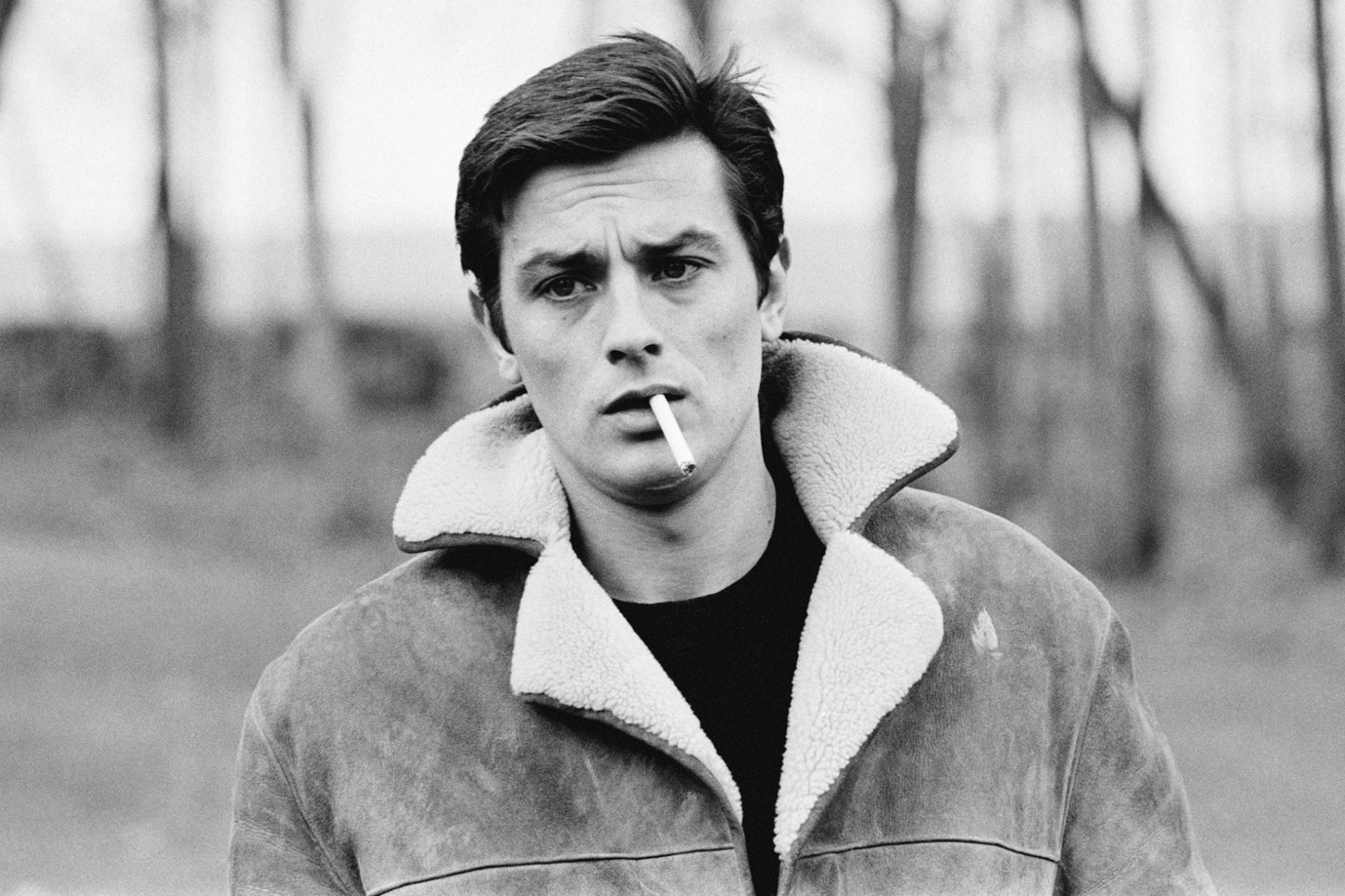 Foto en blanco y negro de Alain Delon en su juventud