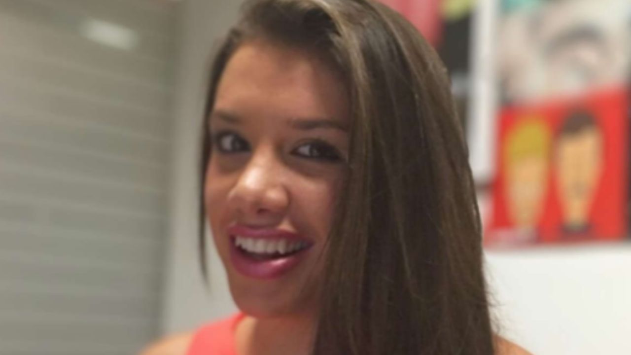 Karime Pindter con el cabello hacia un lado y sonriendo.