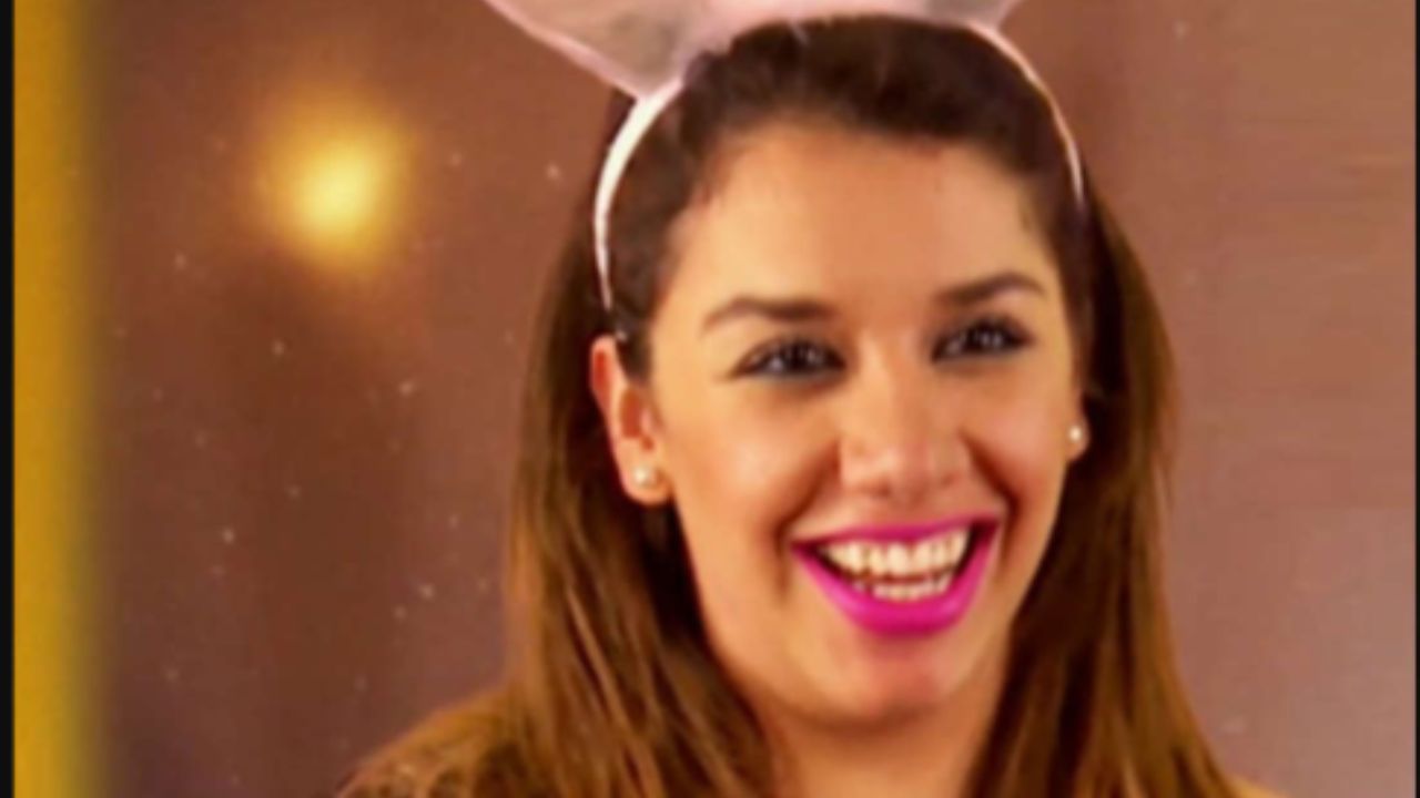Pindter con diadema de orejas de conejita rosadas.