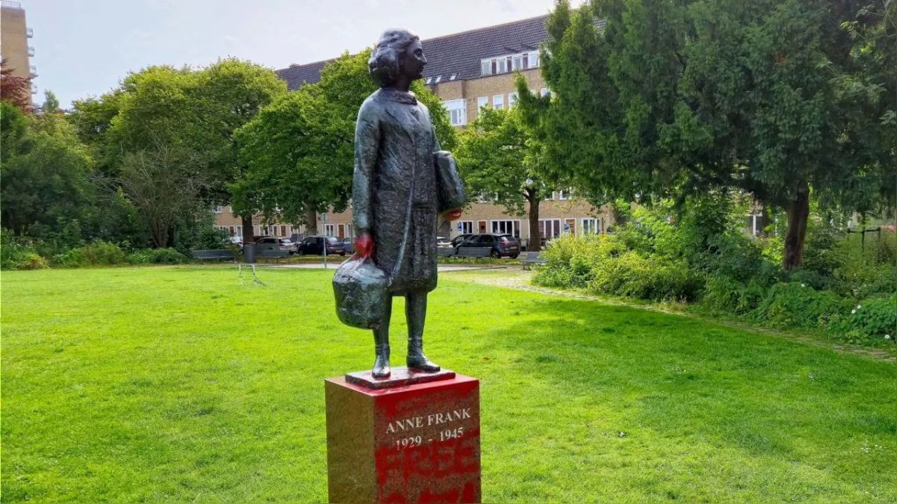 Profanan una estatua de Ana Frank en Ámsterdam con inscripciones propalestinas Imagen de Profanan una estatua de Ana Frank en Ámsterdam con inscripciones propalestinas