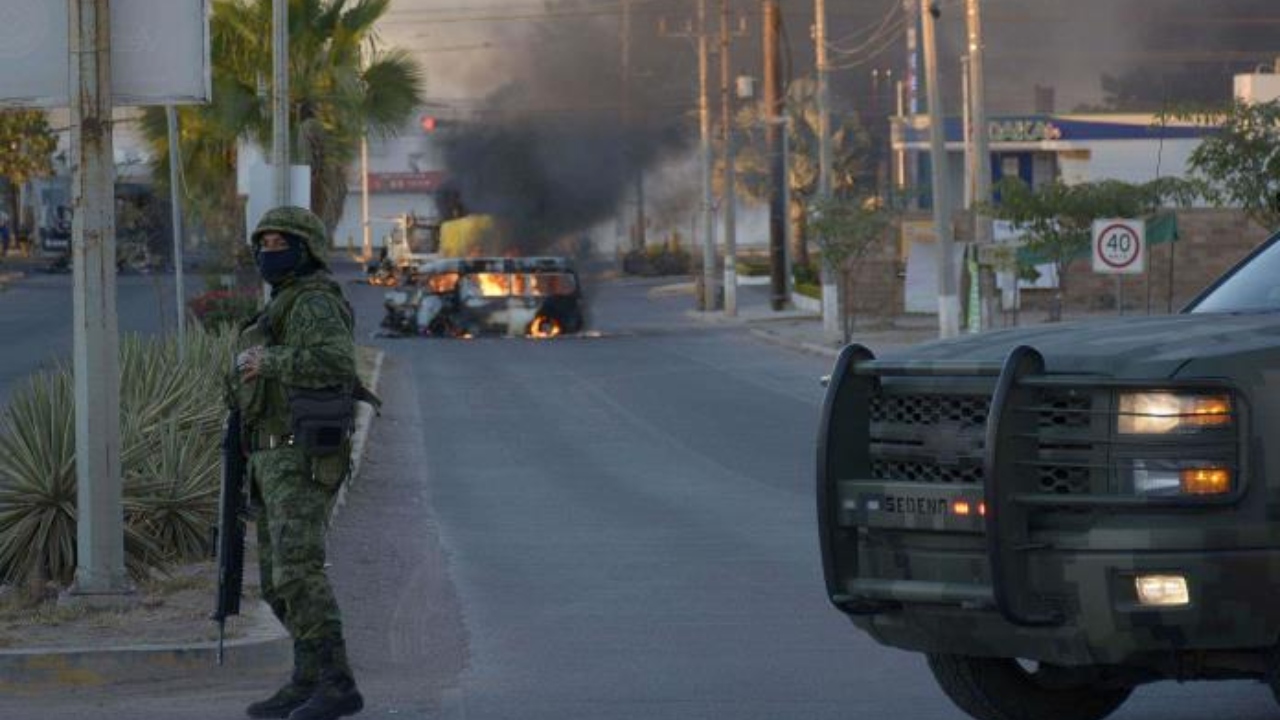 Ataque a militares provocó bloqueos y vehículos incendiados en Sinaloa, México Imagen de Ataque a militares provocó bloqueos y vehículos incendiados en Sinaloa, México