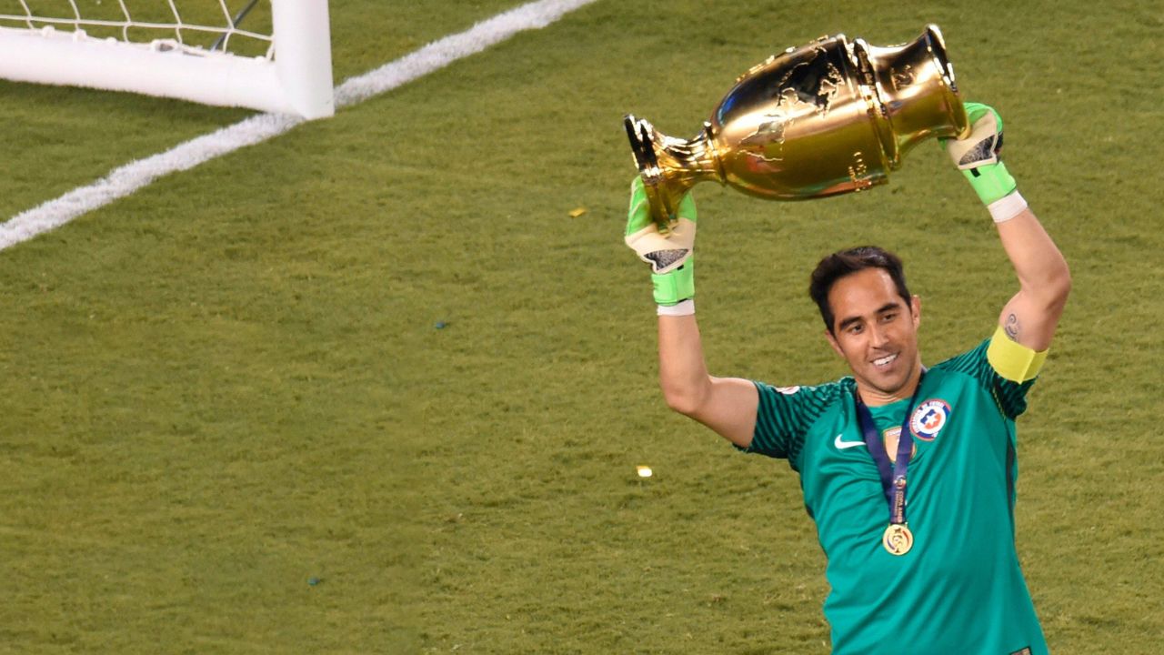 Claudio Bravo anuncia su retiro del fútbol a sus 41 años Imagen de Claudio Bravo anuncia su retiro del fútbol a sus 41 años