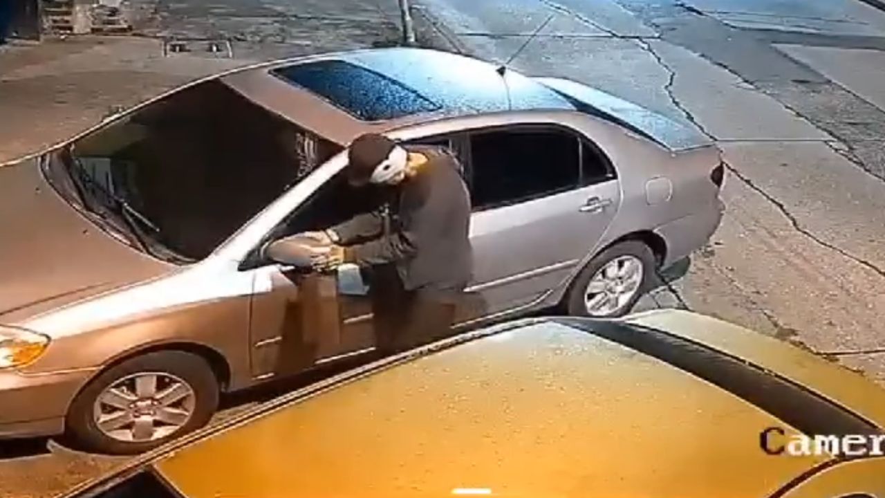 Imagen de Captan a hombre robando retrovisores de carros en Tegucigalpa