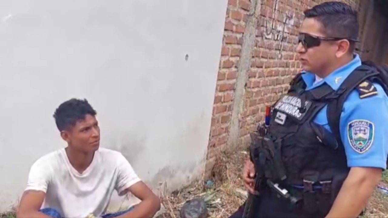 Policía ayuda a adicto al resistol que vivía en las calles de El Paraíso Imagen de Policía ayuda a adicto al resistol que vivía en las calles de El Paraíso