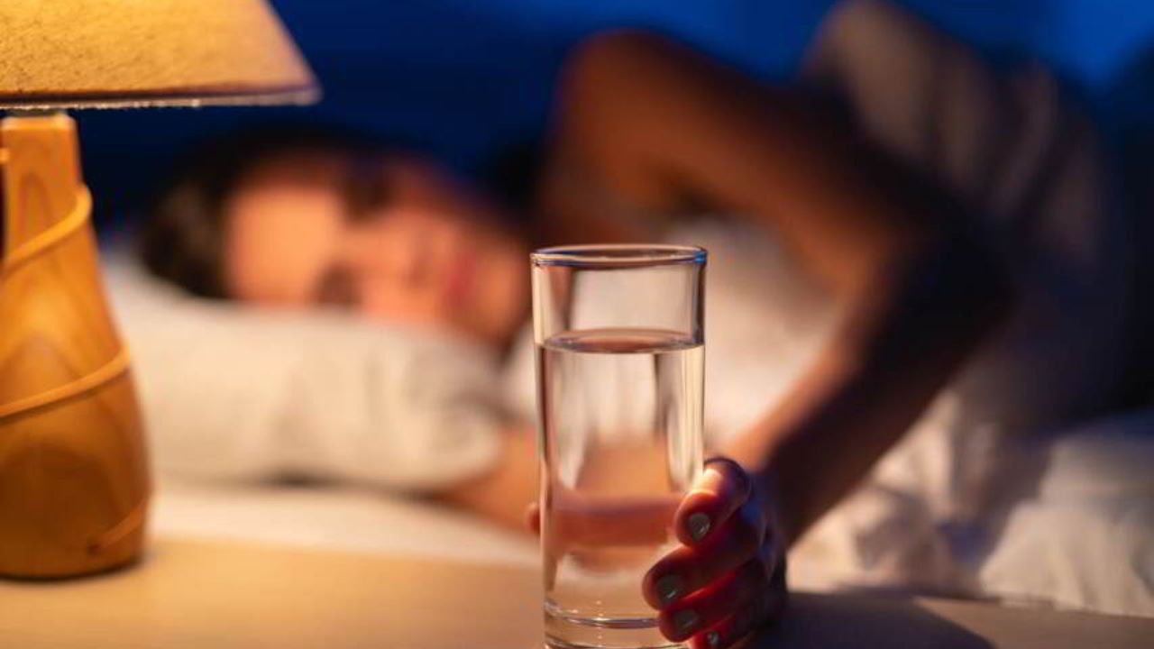 Imagen de Tomar agua después de las ocho de la noche es lo 'peor' que puedes hacer por esta razón