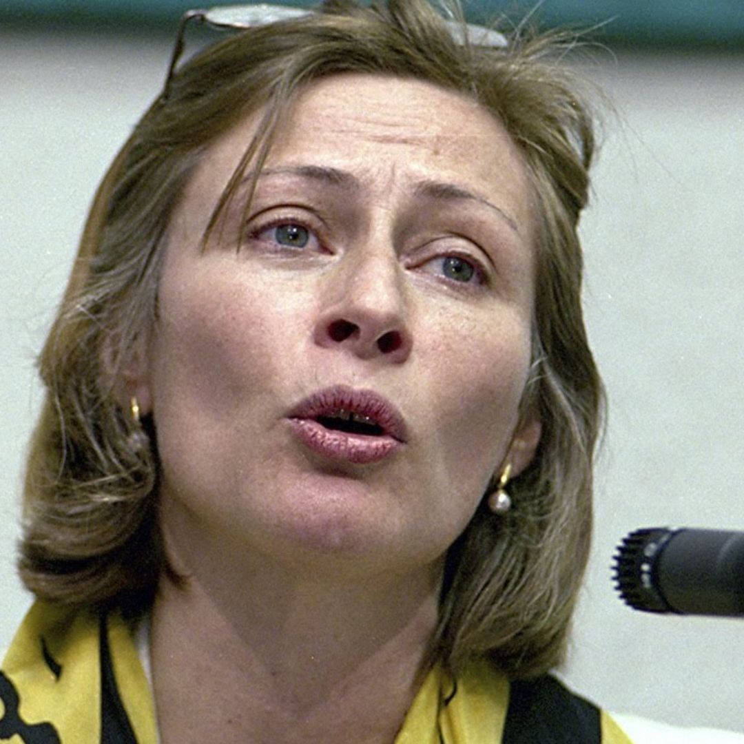 Tatiana Clouthier joven con el pelo corto y rubia, hablandio frente a un micrófono.