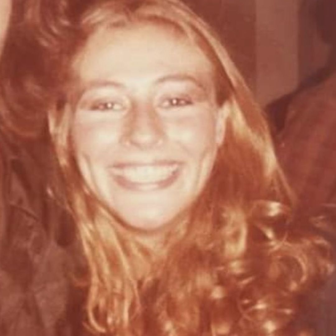 Tatiana Clouthier joven sonriendo en foto estilo sepia con pelo largo, ondulado y rubio.