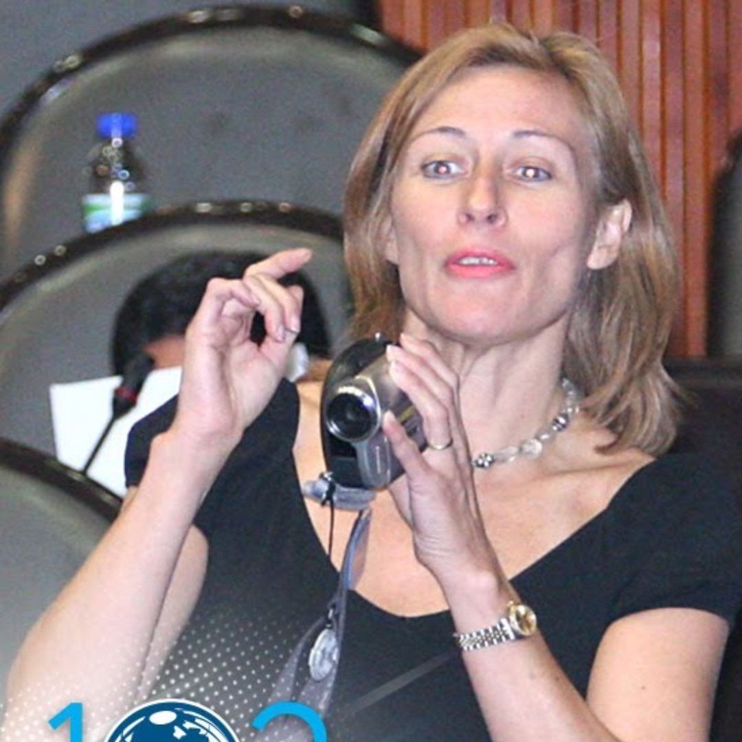 Tatiana Clouthier joven sosteniendo una cámara de video.