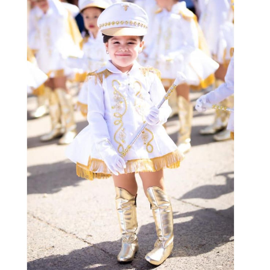 Vestido de palillona para niña blanco y dorado.