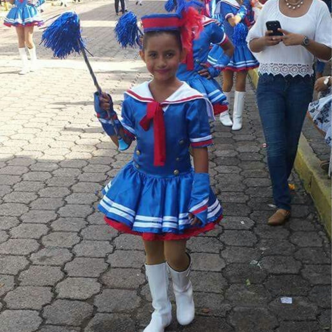 traje de palillona para niña estilo marinera.