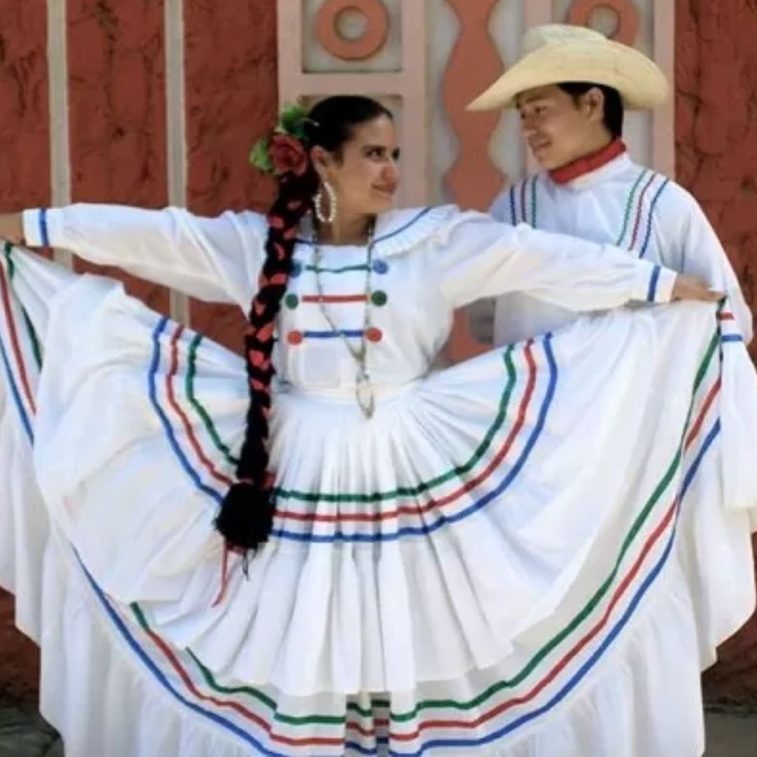 Trajes de manta blanco con cintas de colores.