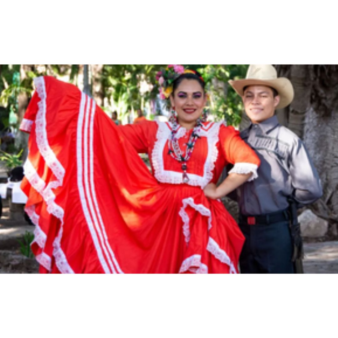Vestido rojo de Íntibucá y traje de varón gris con sombrero.