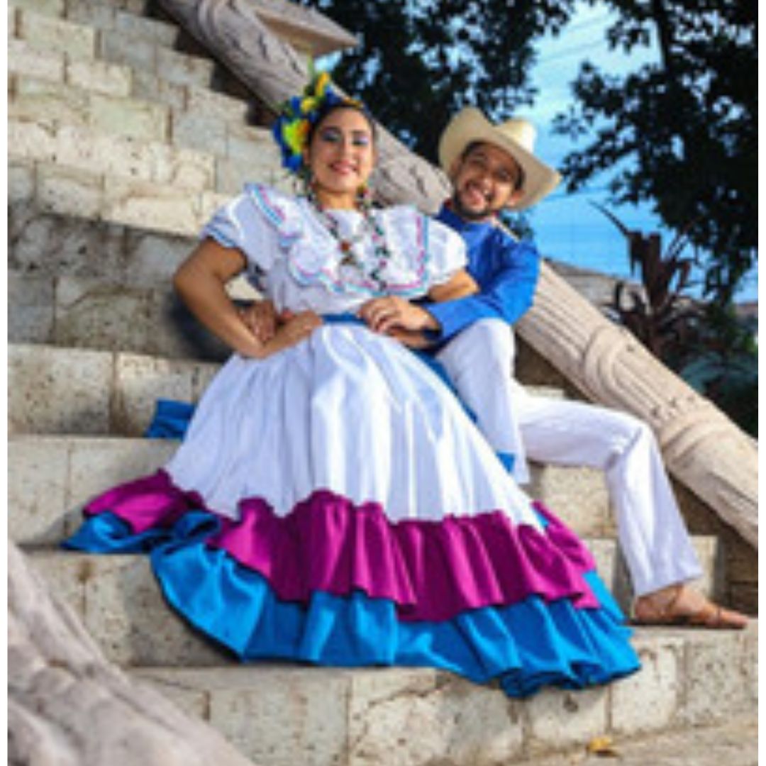 Conjunto de traje típico de colores blanco, azul y rosado.