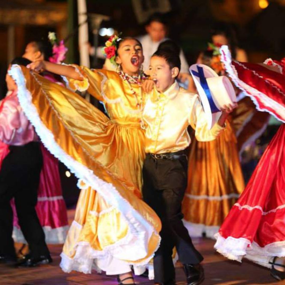 Traje de campesina dorado.