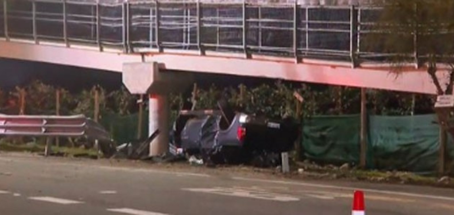 Carro negro accidentado